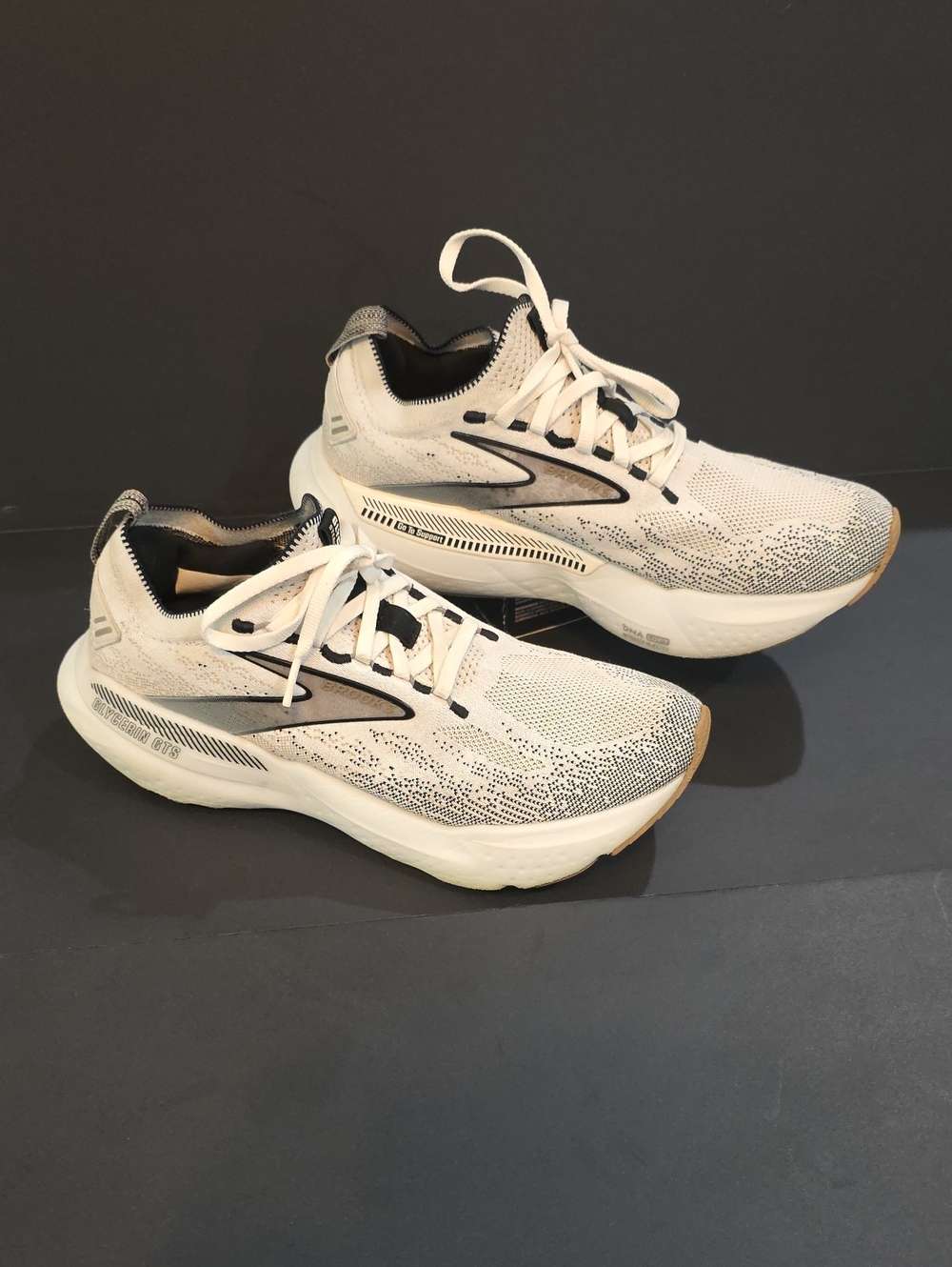 Brooks Glycerin GTS 21 Stealthfit Women’s White and Black Knit Sneakers Size 9